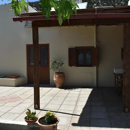 فيلة Lithos House *